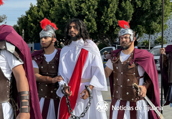 Reflexión y fe recorren Zona Río con representación del Viacrucis