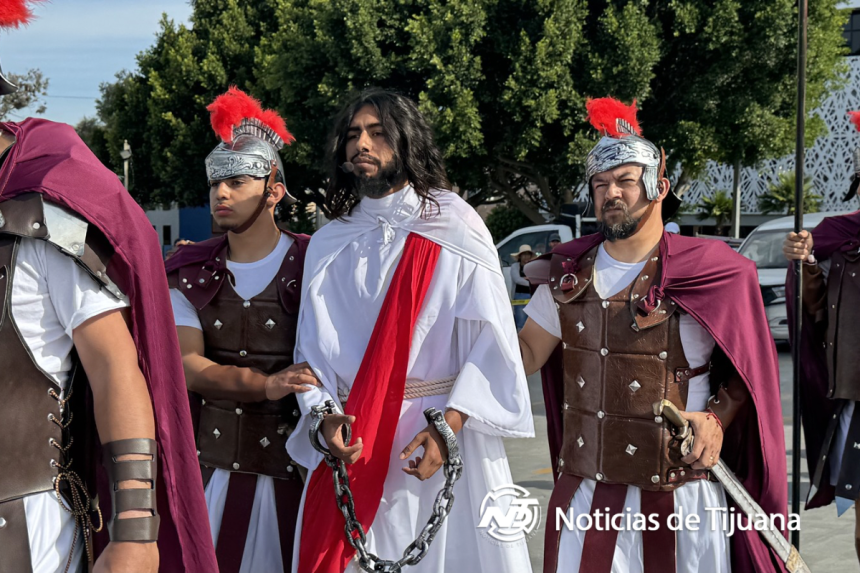 Reflexión y fe recorren Zona Río con representación del Viacrucis