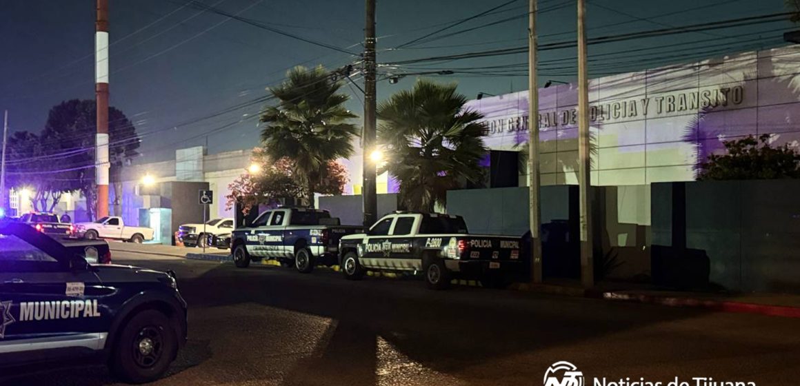 Dejan cuerpo con huellas de violencia frente a comandancia en Otay