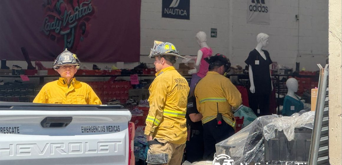 Tres trabajadores se electrocutan en bodega de Tijuana; uno está grave