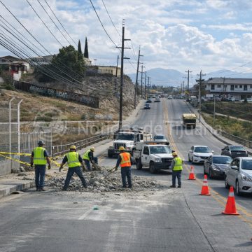cxz Fuga de agua colapsa carriles en el bulevar Cucapah y deja sin servicio a “El Lago”