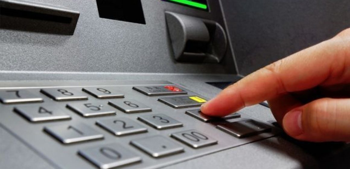 Proponen eliminar comisiones en cajeros a beneficiarios de programas sociales