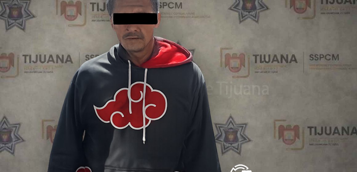 Detienen a hombre tras intentar deshacerse de un arma en vía pública