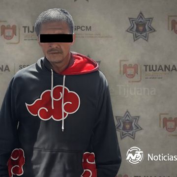 Detienen a hombre tras intentar deshacerse de un arma en vía pública