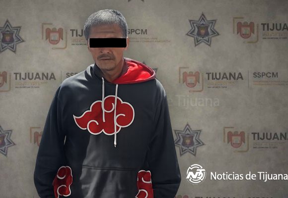 Detienen a hombre tras intentar deshacerse de un arma en vía pública