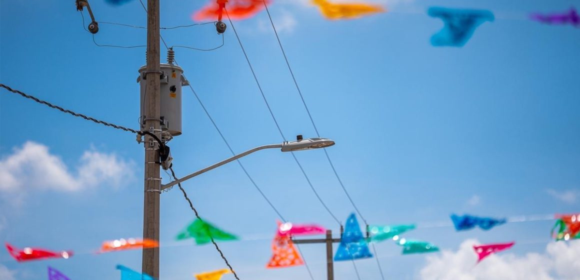 Llevan luz a El Manantial tras años de espera