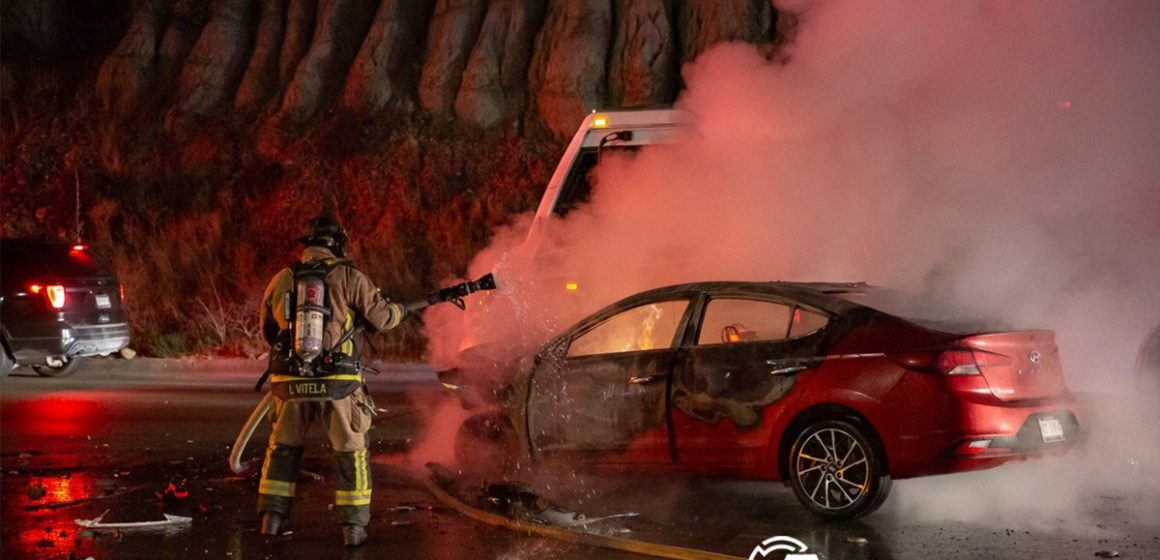 Se impacta contra pipa, su auto arde en segundos y sobrevive de milagro en El “Rosas Magallón”