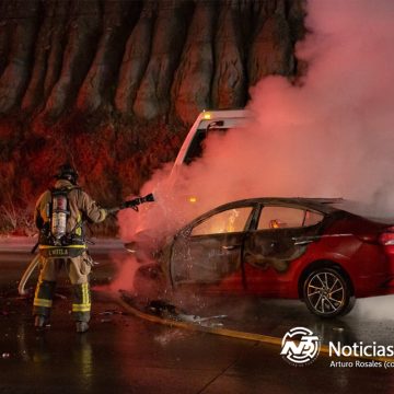Se impacta contra pipa, su auto arde en segundos y sobrevive de milagro en El “Rosas Magallón”