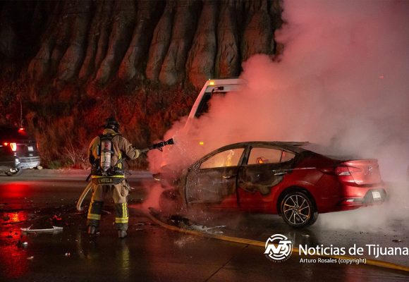Se impacta contra pipa, su auto arde en segundos y sobrevive de milagro en El “Rosas Magallón”