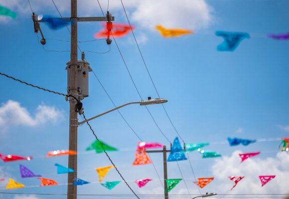 Llevan luz a El Manantial tras años de espera