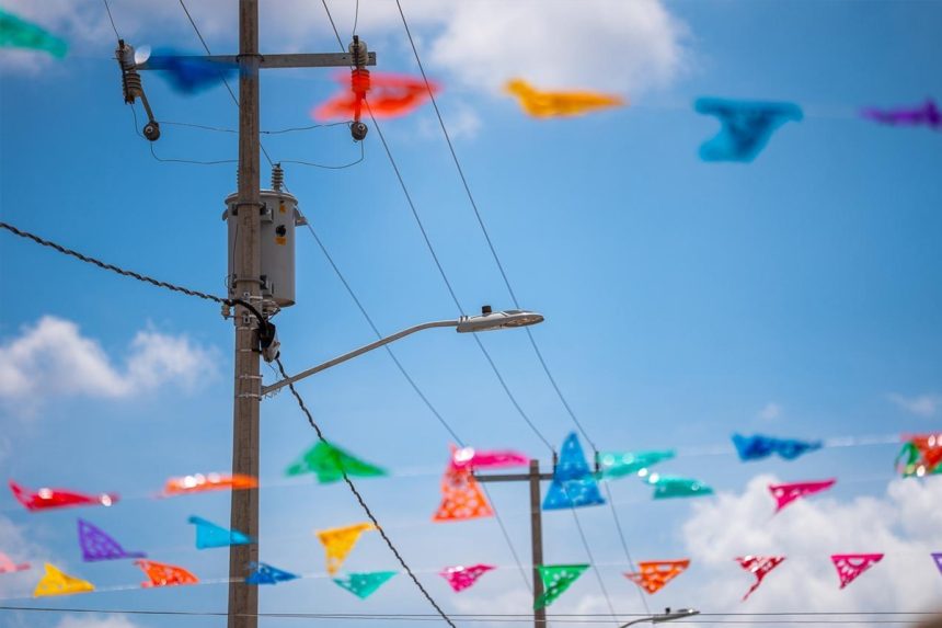 Llevan luz a El Manantial tras años de espera