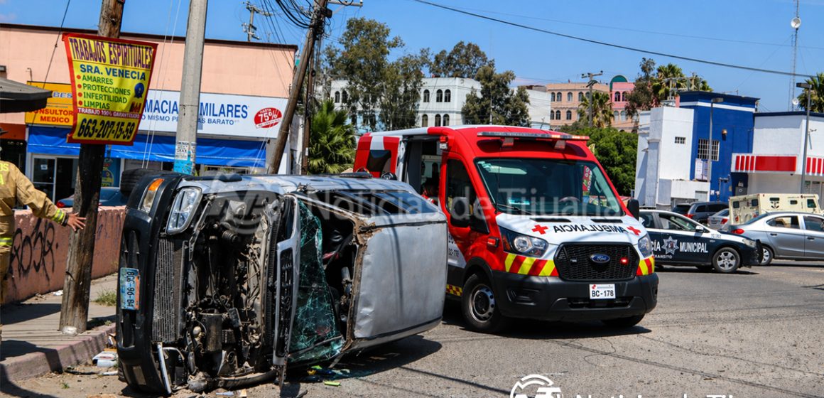 Volcadura tras choque de tres vehículos en Baja Maq El Águila