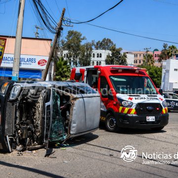 Volcadura tras choque de tres vehículos en Baja Maq El Águila