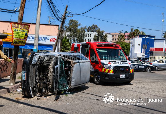 Volcadura tras choque de tres vehículos en Baja Maq El Águila