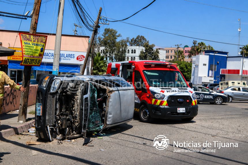 Volcadura tras choque de tres vehículos en Baja Maq El Águila