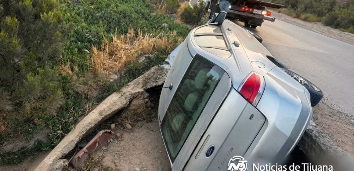 Vehículo vuelca en Bulevar 2000 y conductor desaparece del lugar