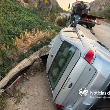 Vehículo vuelca en Bulevar 2000 y conductor desaparece del lugar