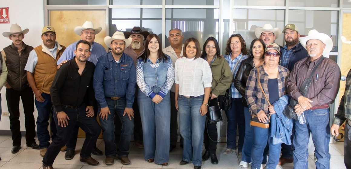 Fortalecen vinculación directa entre ganaderos y productores de alfalfa en zona costa