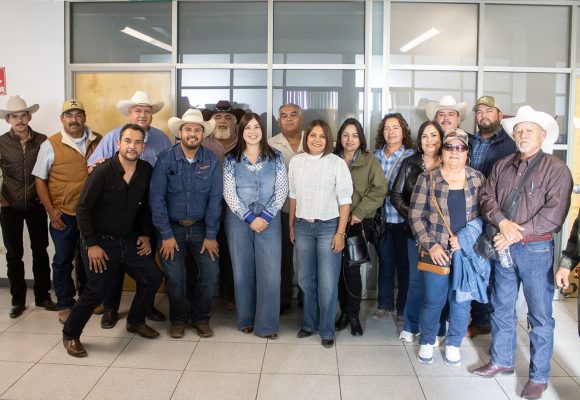 Fortalecen vinculación directa entre ganaderos y productores de alfalfa en zona costa
