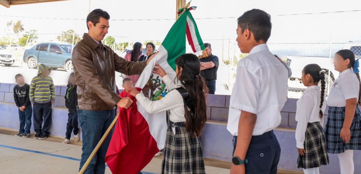 Alcalde Román Cota encabeza lunes cívico en escuela de Loma Tova