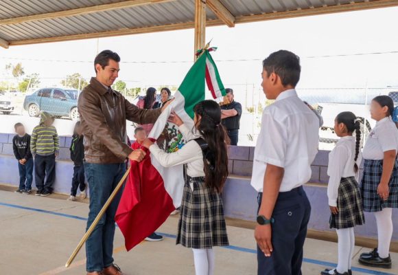 Alcalde Román Cota encabeza lunes cívico en escuela de Loma Tova