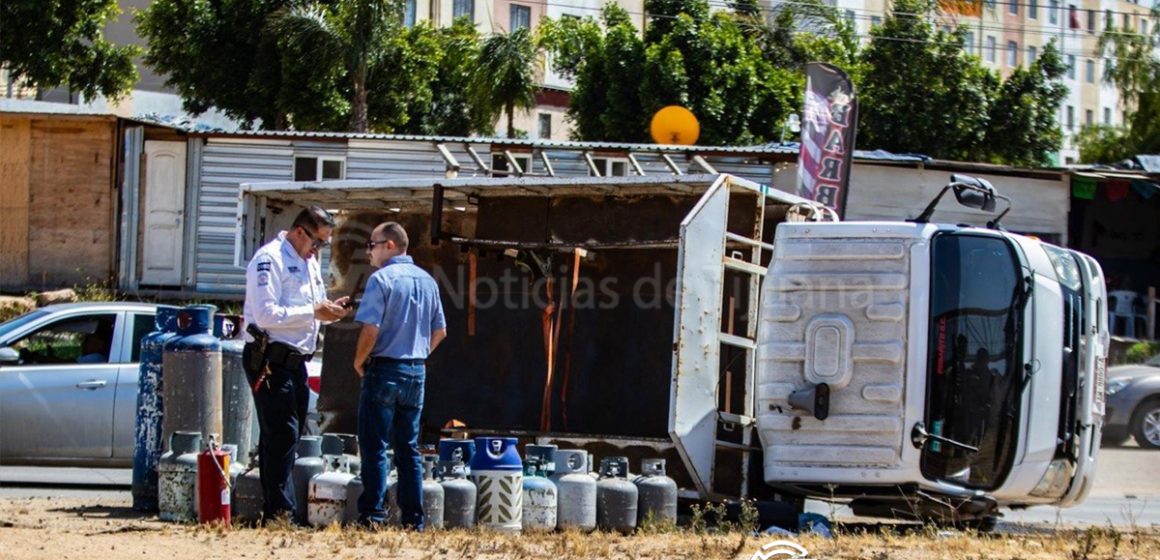 Camión de “Baja Gas” desata choque en el “2000” y termina volcado