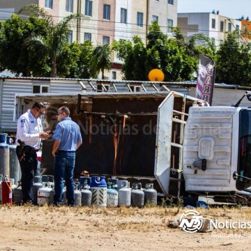 Camión de “Baja Gas” desata choque en el “2000” y termina volcado