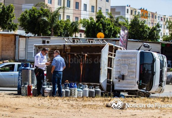 Camión de “Baja Gas” desata choque en el “2000” y termina volcado