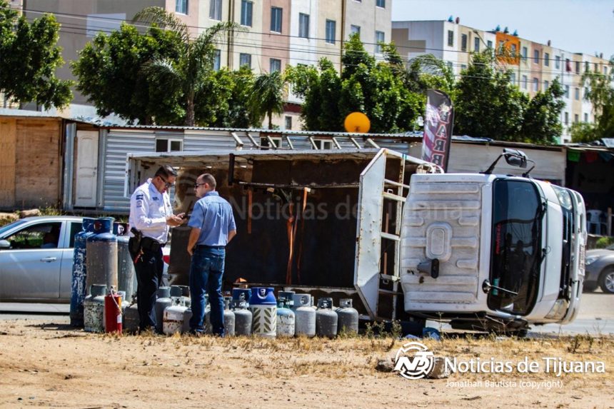 Camión de “Baja Gas” desata choque en el “2000” y termina volcado