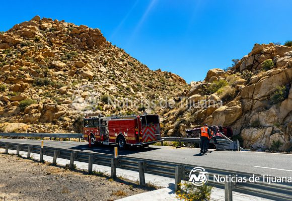 Volcadura en la Rumorosa deja a conductor lesionado