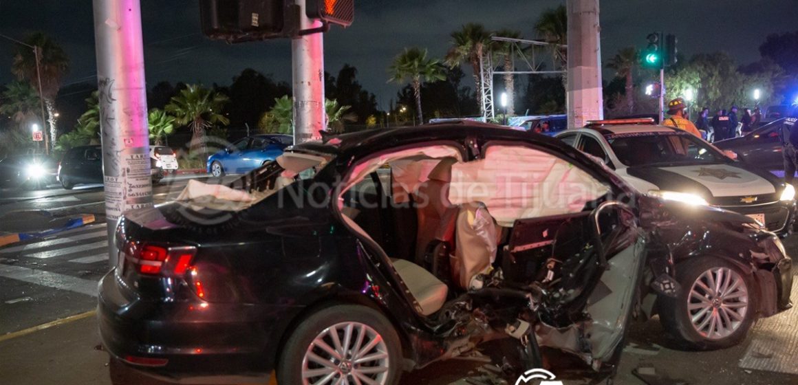 Pareja queda prensada tras choque entre Uber y vehículo en Insurgentes