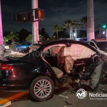 Pareja queda prensada tras choque entre Uber y vehículo en Insurgentes