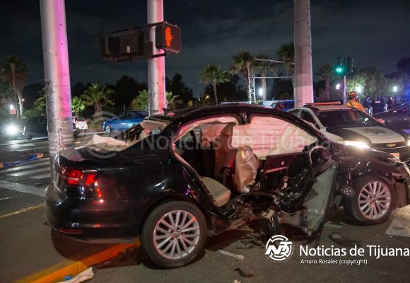 Pareja queda prensada tras choque entre Uber y vehículo en Insurgentes