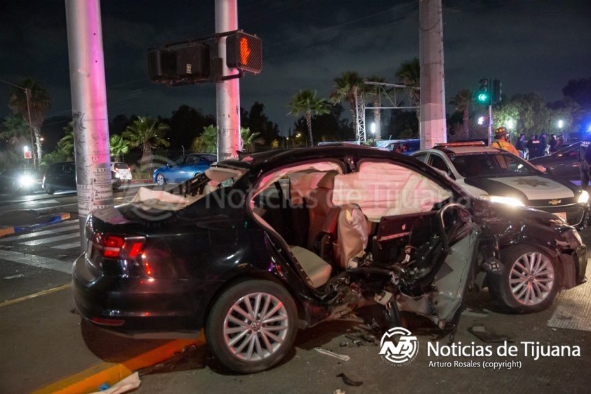 Pareja queda prensada tras choque entre Uber y vehículo en Insurgentes