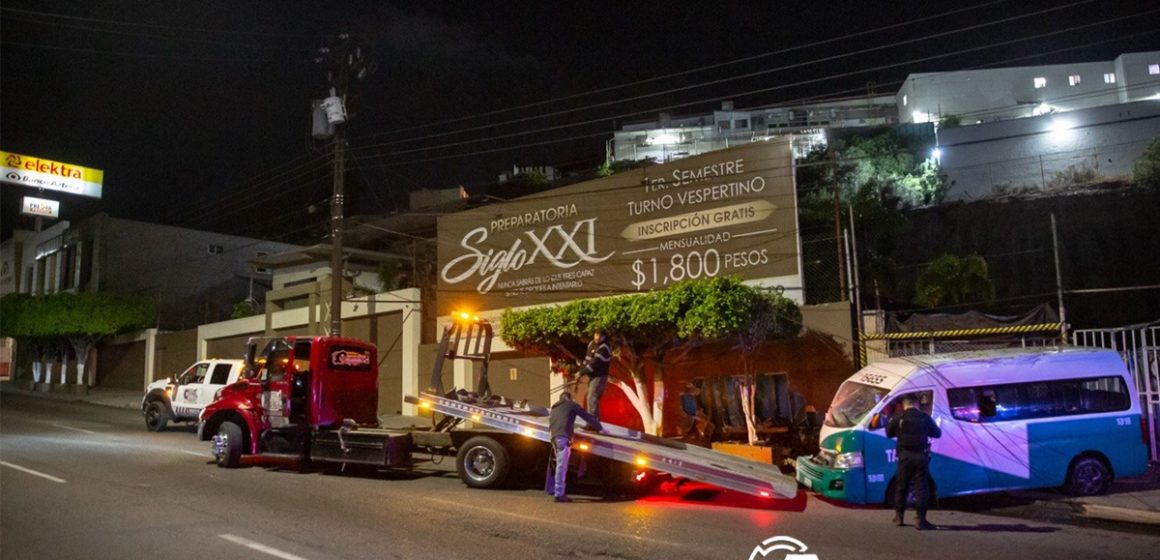 Taxista se estrella contra barda de preparatoria y huye del lugar