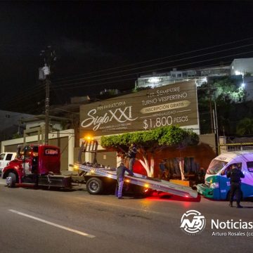 Taxista se estrella contra barda de preparatoria y huye del lugar