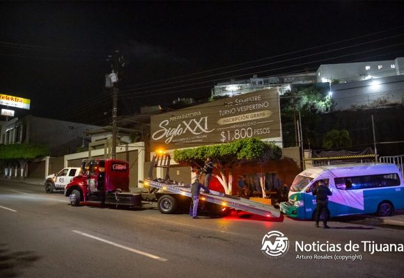 Taxista se estrella contra barda de preparatoria y huye del lugar