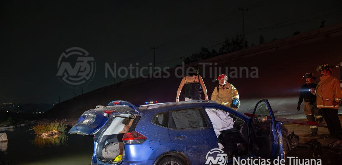 Pareja cae a canalización Alamar y resulta ilesa