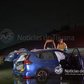 Pareja cae a canalización Alamar y resulta ilesa
