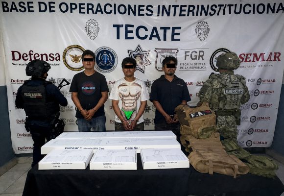 Detienen a tres hombres armados tras operativo en zona rural de Tecate
