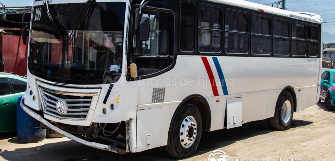 ¡Sin frenos y fuera de control! Camión de transporte de personal destroza cinco vehículos