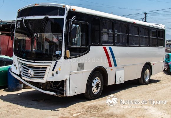 ¡Sin frenos y fuera de control! Camión de transporte de personal destroza cinco vehículos