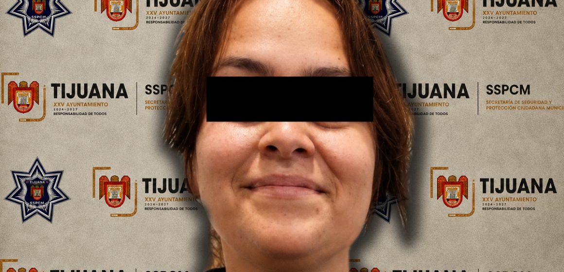 Detienen a mujer tras causar daños al auto de su expareja y golpearlo