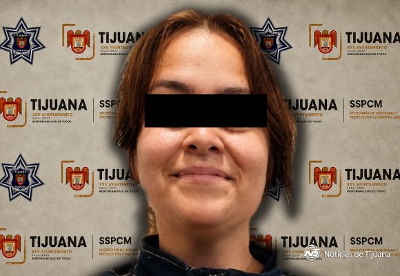 Mujer rompe vidrio de auto y agrede a su expareja en Playas de Tijuana