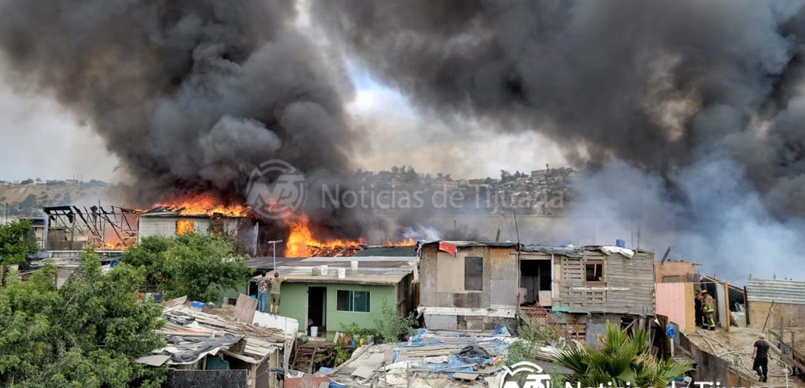 Voraz incendio arrasa con viviendas en el Cañón del Padre; familias lo pierden todo