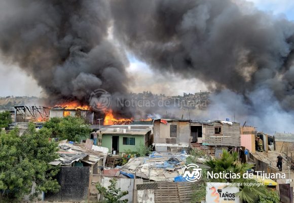 Voraz incendio arrasa con viviendas en el Cañón del Padre; familias lo pierden todo