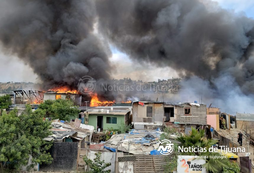 Voraz incendio arrasa con viviendas en el Cañón del Padre; familias lo pierden todo