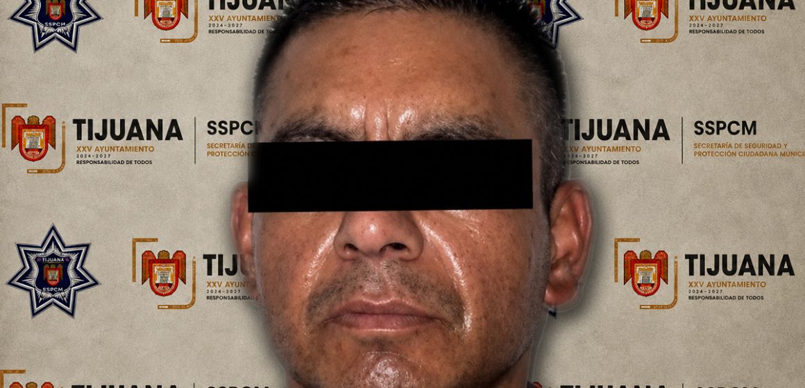 Hombre amenaza a vecinos y choca vehículo en Nueva Aurora; termina detenido