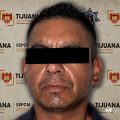Hombre amenaza a vecinos y choca vehículo en Nueva Aurora; termina detenido