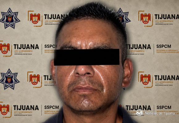 Hombre amenaza a vecinos y choca vehículo en Nueva Aurora; termina detenido